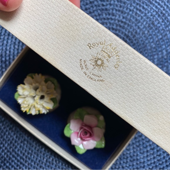 Vintage Royal Adderley Floral Bone China Salt & Pepper Shakers - Picture 6 of 14